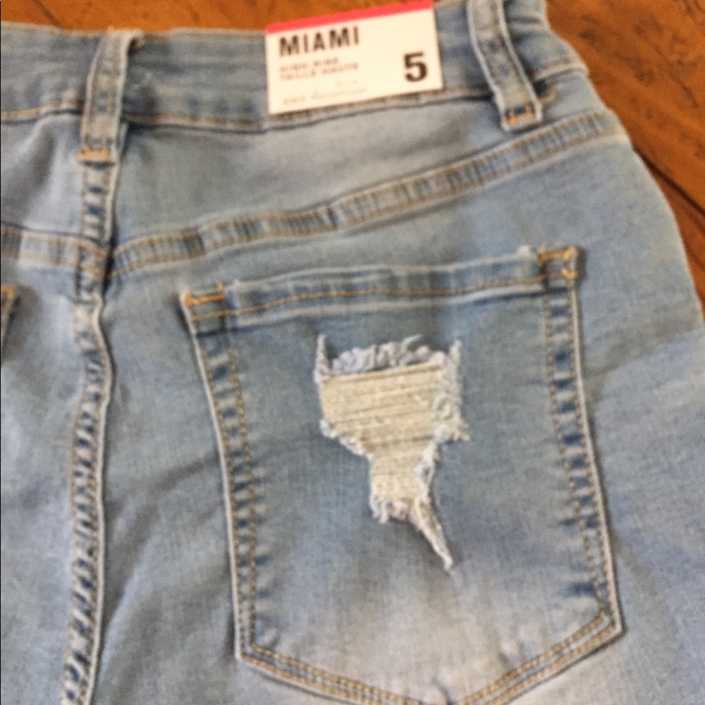 Shorts - Picture 7 of 9